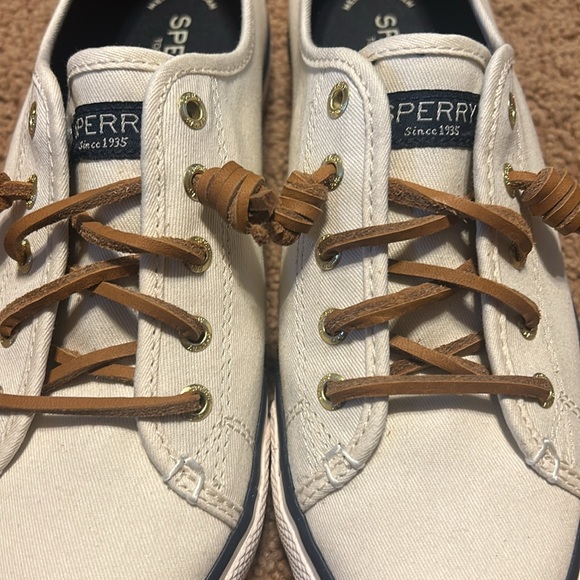 White and brown laced shoes - Picture 2 of 4